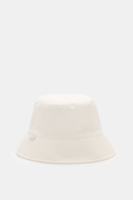04651/ A trip in a bag Wende-Frottee Bucket Hat weiß, frontal fotografiert, aus elastischer Baumwolle mit schmaler Krempe, wendbar, soft, mit kleinem Weblabel.