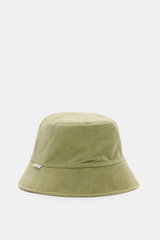 Vorderansicht des 04651/ A trip in a bag Wende-Frottee Bucket Hat salbei aus elastischem Baumwoll-Frottee mit schmaler Krempe und kleinem Weblabel.