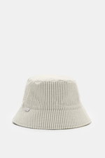 Frontansicht des 04651/ A trip in a bag Wende-Frottee Bucket Hat salbei aus elastischem Baumwoll-Frottee mit Streifen-Innenfutter, schmaler Krempe, softem Griff und kleinem Weblabel.