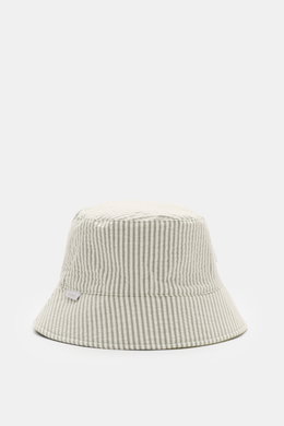 Frontansicht des 04651/ A trip in a bag Wende-Frottee Bucket Hat salbei aus elastischem Baumwoll-Frottee mit Streifen-Innenfutter, schmaler Krempe, softem Griff und kleinem Weblabel.