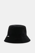 Schwarzer 04651/ A trip in a bag Wende-Frottee Bucket Hat aus elastischer Baumwolle mit schmaler Krempe, weichem Griff, kleinem Weblabel, frontal fotografiert.