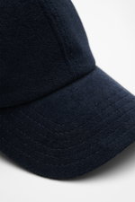 04651/ A trip in a bag Frottee Baseball-Cap 'Terry' navy in Nahaufnahme von schräg oben, weicher Griff, Six-Panel-Stil, verstellbarer Verschluss.