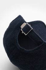 04651/ A trip in a bag Frottee Baseball-Cap 'Terry' navy aus Baumwoll-Frottee, weicher Griff, Six-Panel-Stil, verstellbarer Verschluss, Nahaufnahme von hinten schräg oben.