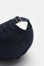A close-up rear view of the A.P.C. Denim Baseball-Cap 'Charlie' navy, showing the adjustable metal buckle and navy denim fabric. Lässiger Urban Style aus Paris: Die Baseball-Cap 'Charlie' aus robustem Denim im für A.P.C. typisch cleanen Design ist die per