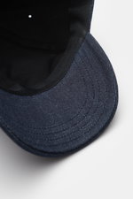 Close-up, inside view of the A.P.C. Denim Baseball-Cap 'Charlie' navy showing navy denim brim and black inner lining. Lässiger Urban Style aus Paris: Die Baseball-Cap 'Charlie' aus robustem Denim im für A.P.C. typisch cleanen Design ist die perfekte Ergän