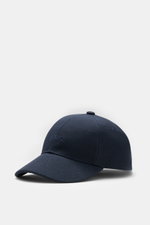 A.P.C. Baseball-Cap 'Charlie' navy seitlich fotografiert, robustes Baumwoll-Canvas, Six-Panel-Design, tonales Logo, verstellbarer Verschluss.