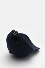 A.P.C. Baseball-Cap 'Charlie' navy aus robustem Baumwoll-Canvas, Six-Panel, tonales Logo-Stitching, verstellbar, Rückansicht schräg oben.