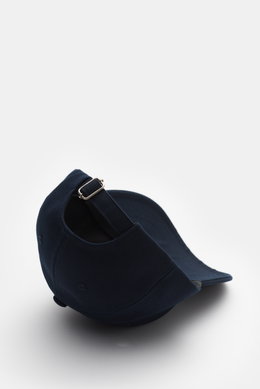A.P.C. Baseball-Cap 'Charlie' navy aus robustem Baumwoll-Canvas, Six-Panel, tonales Logo-Stitching, verstellbar, Rückansicht schräg oben.