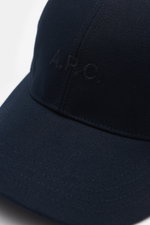 Nahaufnahme der A.P.C. Baseball-Cap 'Charlie' navy aus robustem Baumwoll-Canvas, Six-Panel-Design mit tonalem Logo-Stitching vorne.