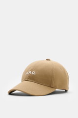 A.P.C. Baseball-Cap 'Charlie' beige aus robustem Baumwoll-Canvas, Six-Panel-Design, tonales Logo-Stitching, verstellbar, frontal schräg fotografiert.