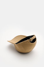 A.P.C. Baseball-Cap 'Charlie' beige aus robustem Baumwoll-Canvas in klassischem Six-Panel-Design, seitliche Ansicht mit verstellbarem Verschluss und tonalem Logo-Stitching.