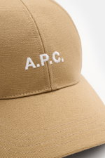 Nahaufnahme der A.P.C. Baseball-Cap 'Charlie' beige aus robustem Baumwoll-Canvas, Six-Panel-Design, weißes Logo-Stitching frontal sichtbar.