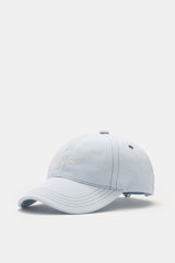 A.P.C. Baseball-Cap 'Charlie' pastellblau aus robustem Baumwoll-Canvas, Six-Panel-Design mit tonalem Front-Logo, seitliche Nahaufnahme schräg vorne, verstellbarer Verschluss.