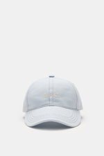 A.P.C. Baseball-Cap 'Charlie' pastellblau, Six-Panel-Design, Baumwoll-Canvas, tonales Logo-Stitching, verstellbarer Verschluss, frontal fotografiert.