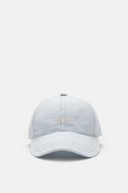 A.P.C. Baseball-Cap 'Charlie' pastellblau, Six-Panel-Design, Baumwoll-Canvas, tonales Logo-Stitching, verstellbarer Verschluss, frontal fotografiert.