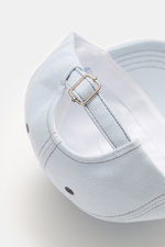 A.P.C. Baseball-Cap 'Charlie' pastellblau aus robustem Baumwoll-Canvas, Six-Panel-Design, tonales Logo-Stitching, verstellbarer Verschluss, Rückansicht.