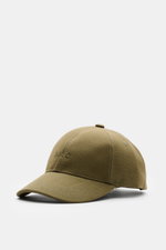 A.P.C. Baseball-Cap 'Charlie' oliv aus robustem Baumwoll-Canvas mit tonalem Logo-Stitching, Six-Panel-Design, verstellbar, seitliche Nahaufnahme.