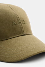 Nahaufnahme der A.P.C. Baseball-Cap 'Charlie' oliv aus robustem Baumwoll-Canvas, Six-Panel-Design, tonales Logo-Stitching, von schräg vorne oben fotografiert.