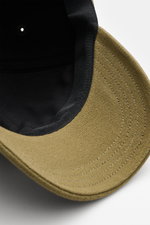 A.P.C. Baseball-Cap 'Charlie' oliv aus robustem Baumwoll-Canvas, Six-Panel-Design mit tonalem Logo-Stitching, Nahaufnahme von innen und Schirm.