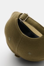 A.P.C. Baseball-Cap 'Charlie' oliv aus robustem Baumwoll-Canvas, Six-Panel-Design, tonales Logo-Stitching, verstellbarer Verschluss, Nahaufnahme von oben hinten.