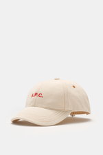A.P.C. Baseball-Cap 'Charlie' creme aus robustem Baumwoll-Canvas, Six-Panel-Design, rotes tonales Logo, verstellbarer Verschluss, seitliche Perspektive.