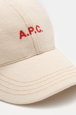 Nahaufnahme der A.P.C. Baseball-Cap 'Charlie' creme aus robustem Baumwoll-Canvas mit tonalem Logo-Stitching, Six-Panel-Design, verstellbarem Verschluss, sportlich und zeitlos fotografiert.