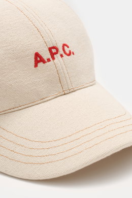 Nahaufnahme der A.P.C. Baseball-Cap 'Charlie' creme aus robustem Baumwoll-Canvas mit tonalem Logo-Stitching, Six-Panel-Design, verstellbarem Verschluss, sportlich und zeitlos fotografiert.