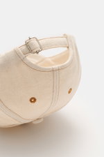 A.P.C. Baseball-Cap 'Charlie' creme aus robustem Baumwoll-Canvas mit verstellbarem Verschluss, tonalem Logo-Stitching, Six-Panel-Design, seitliche Nahaufnahme.