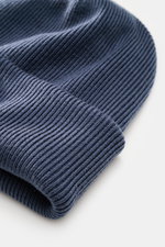 Canada Goose Wollmütze 'Arctic Toque' graublau, aus reiner Wolle mit feinem Rippstrick, doppellagig, Umschlag mit Weblabel, Nahaufnahme von schräg oben.