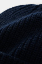 Close-up view of Stone Island Wool Beanie navy showing the modern ribbed knit texture and soft wool fabric with wide cuff detail.

Description:
<p>Minimalist winter essential: The wool beanie from STONE ISLAND combines functional comfort with urban style 