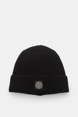 Top-front view of Stone Island Wool Beanie black in modern ribbed knit, pure wool, soft touch, wide cuff with front STONE ISLAND woven label.

<p>Minimalist winter essential: The wool beanie from STONE ISLAND combines functional comfort with urban style a