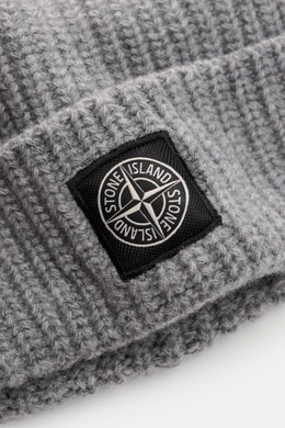 Close-up front angle of Stone Island Wool Beanie grey showing its modern ribbed knit, wide cuff, and black woven label.

<p>Minimalist winter essential: The wool beanie from STONE ISLAND combines functional comfort with urban style and timeless appeal.</p