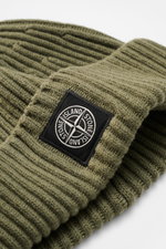 Stone Island Wollmütze graugrün aus reiner Wolle, weicher Griff, Rippstrick-Optik, breiter Umschlag mit STONE ISLAND-Weblabel, Nahaufnahme frontal.
