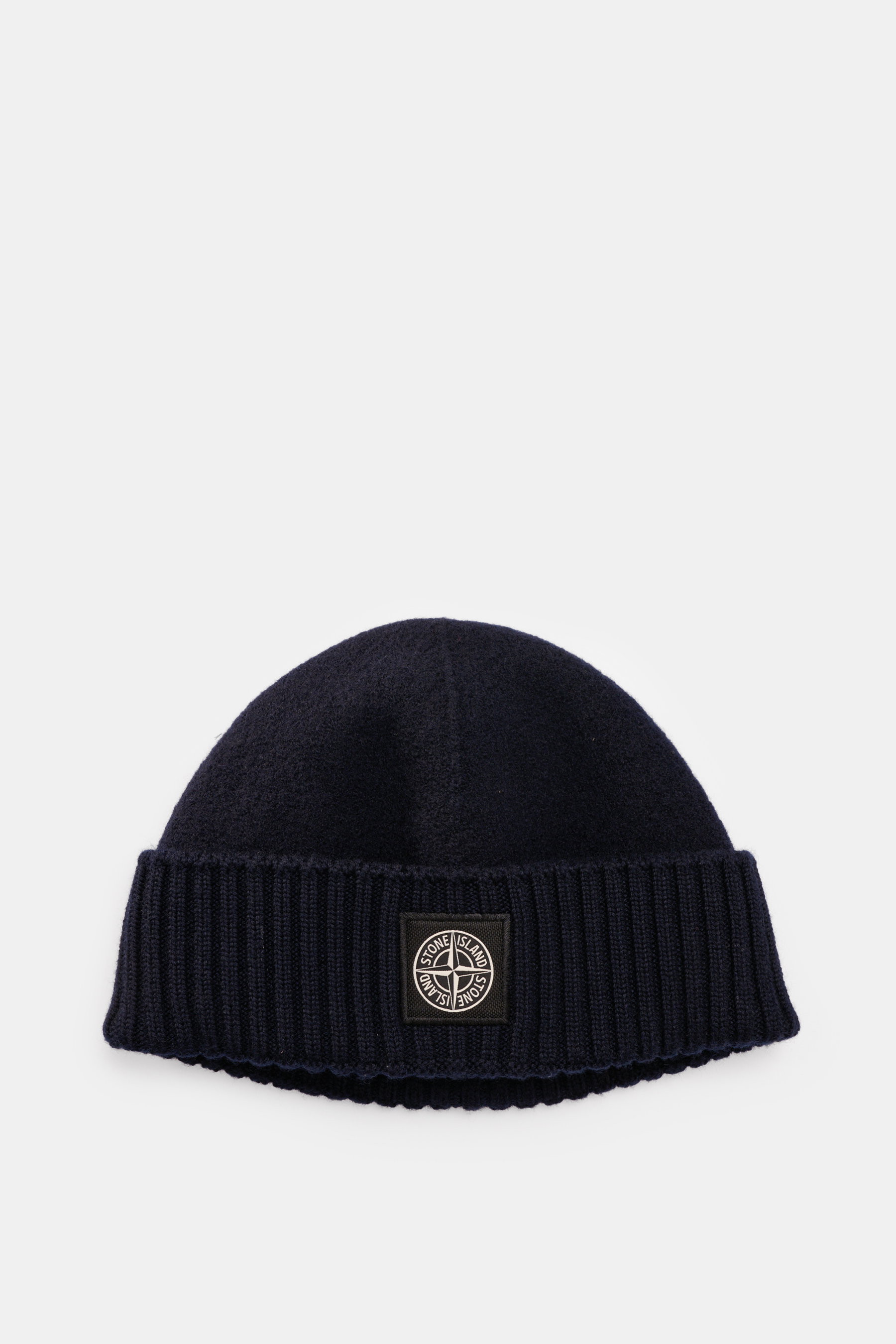 Stone Island Wollmütze navy, von oben fotografiert, mit breitem Rippstrick-Umschlag, weichem Griff, reiner Schurwolle, STONE ISLAND-Weblabel vorne.