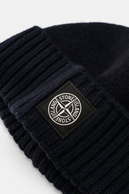 Stone Island Wool beanie navy viewed close-up from the side, featuring pure new wool, soft feel, wide ribbed cuff, front with STONE ISLAND woven label.