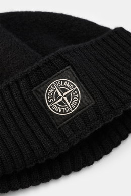 Close-up front side view of Stone Island Wool beanie black, showing wide rib-knit cuff with STONE ISLAND woven label, made of pure virgin wool with soft touch.