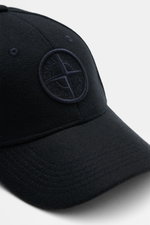 Stone Island Baseball-Cap dark navy aus Schurwolle und Microfaser, leicht griffig, gebogener Schirm, tonales Kompass-Stitching, verstellbarer Verschluss, Nahaufnahme schräg von oben.