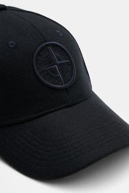 Stone Island Baseball-Cap dark navy aus Schurwolle und Microfaser, leicht griffig, gebogener Schirm, tonales Kompass-Stitching, verstellbarer Verschluss, Nahaufnahme schräg von oben.