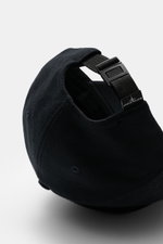 Stone Island Baseball-Cap dark navy von hinten mit verstellbarem Verschluss, Mix aus Schurwolle und Microfaser, leicht griffig, gebogener Schirm, tonales Kompass-Stitching.