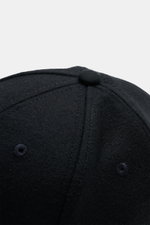 Stone Island Baseball-Cap dark navy aus Schurwolle und Microfaser, Nahaufnahme von oben, leicht griffig, gebogener Schirm, tonales Kompass-Stitching, verstellbarer Verschluss.