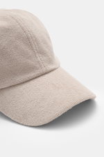 04651/ A trip in a bag Frottee Baseball-Cap 'Terry' beige aus Baumwoll-Frottee, weicher Griff, Six-Panel-Stil, verstellbarer Verschluss, Nahaufnahme seitlich oben.