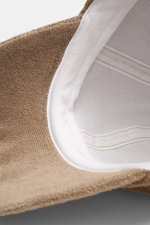 Nahaufnahme der Innenseite der 04651/ A trip in a bag Frottee Baseball-Cap 'Terry' taupe aus Baumwolle, weicher Griff, Six-Panel-Stil, verstellbarer Verschluss.