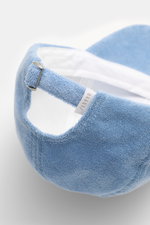 Nahaufnahme der verstellbaren Rückseite der 04651/ A trip in a bag Frottee Baseball-Cap 'Terry' rauchblau aus softem Baumwoll-Frottee im Six-Panel-Stil mit weichem Griff.
