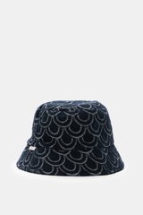 04651/ A trip in a bag Wende-Frottee Bucket Hat navy, frontal fotografiert, Frottee mit Muster, Baumwolle, wendbar, schmale Krempe, Weblabel sichtbar.