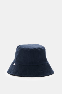 04651/ A trip in a bag Wende-Frottee Bucket Hat navy aus Baumwoll-Frottee mit schmaler Krempe, weichem Griff, kleinem Weblabel, photographed frontale Nahaufnahme.
