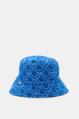 04651/ A trip in a bag Wende-Frottee Bucket Hat blau, von vorne fotografiert, Baumwoll-Frottee mit Muster, wendbar, schmale Krempe, Weblabel.