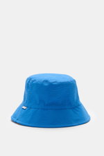 Frontale Nahaufnahme des 04651/ A trip in a bag Wende-Frottee Bucket Hat blau mit schmaler Krempe, weichem Baumwoll-Frottee und kleinem Weblabel.