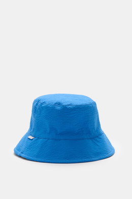 Frontale Nahaufnahme des 04651/ A trip in a bag Wende-Frottee Bucket Hat blau mit schmaler Krempe, weichem Baumwoll-Frottee und kleinem Weblabel.