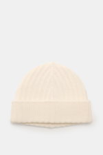Top-down view of the 04651/ A trip in a bag Cashmere Mütze creme, a luxurious winter cream-colored cashmere beanie with soft feel, patent knit pattern, medium knit texture, and wide cuff.

<p class="p1">Luxuriöses Winter-Accessoire: Die edle Cashmere-Mü