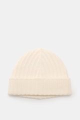 Top-down view of the 04651/ A trip in a bag Cashmere Mütze creme, a luxurious winter cream-colored cashmere beanie with soft feel, patent knit pattern, medium knit texture, and wide cuff.

<p class="p1">Luxuriöses Winter-Accessoire: Die edle Cashmere-Mü